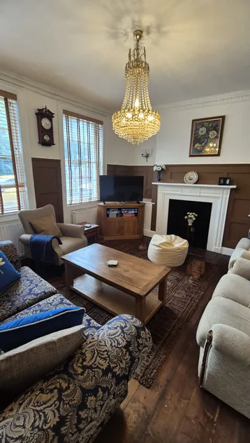 Beautiful 5BR Georgian house - Image 1