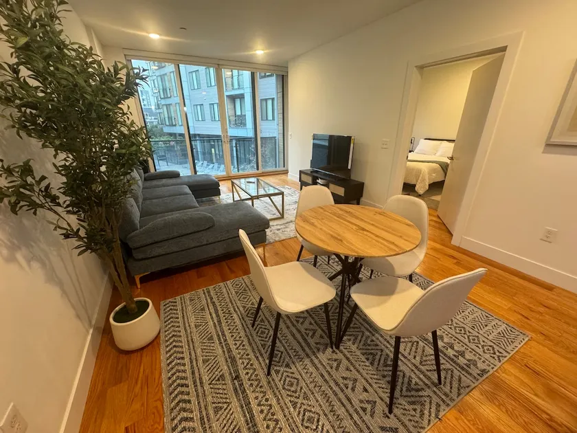 Stylish and Spacious 1 Bdr |Sleeps 6| W Gym Access - Image 1