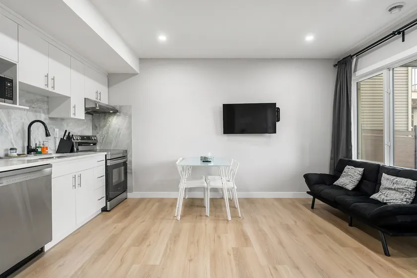 Bright | 2 Bdrm | Walkout | Sleeps 5 | Pets |3 Bed - Image 1