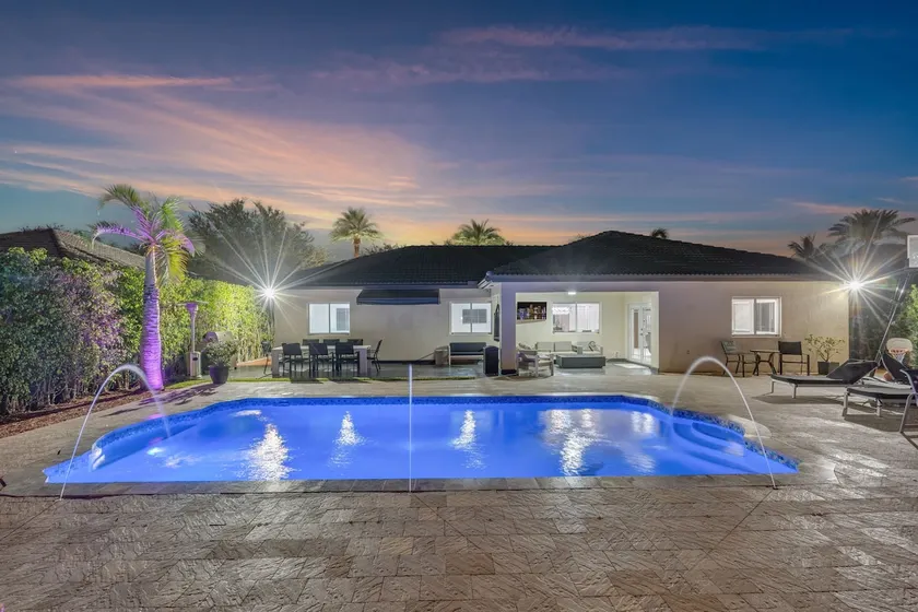 4BR Luxury Pool Home in Miami Lakes Fully Equipped - Image 1