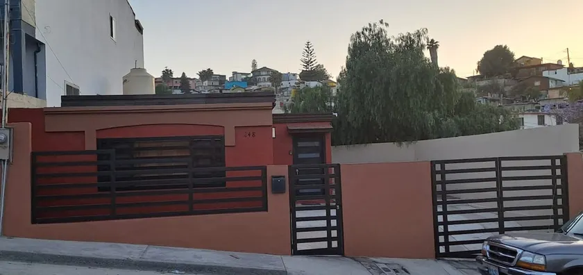 Parra's house, located 12 minutes from downtown - Image 1