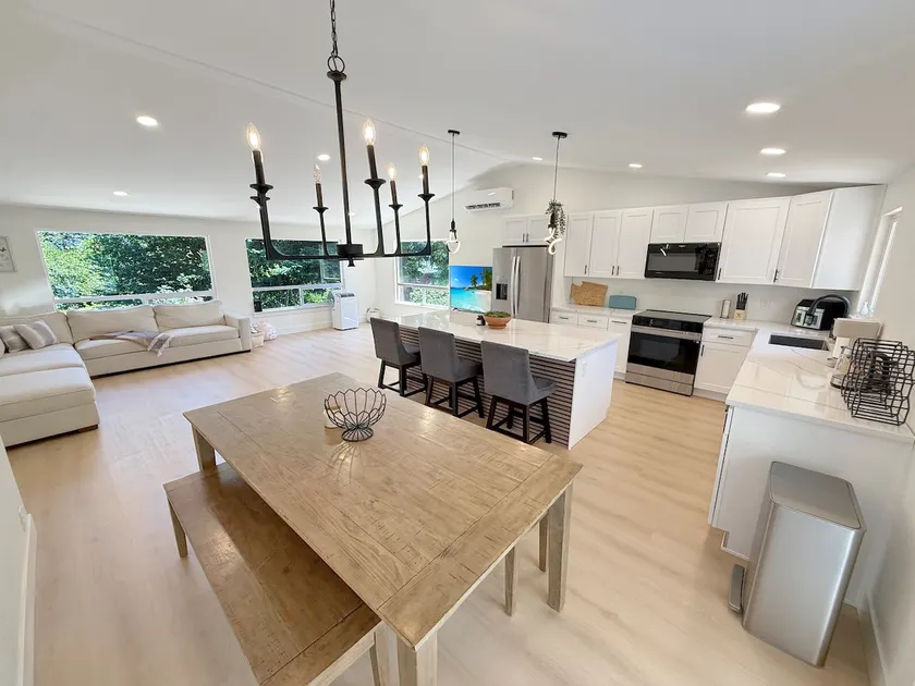 Stylish 4BR Upper Unit Flat, SeaTac - Image 1