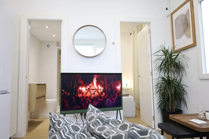 Stylish Flat Near Madrid Metro & Shops - Image 1