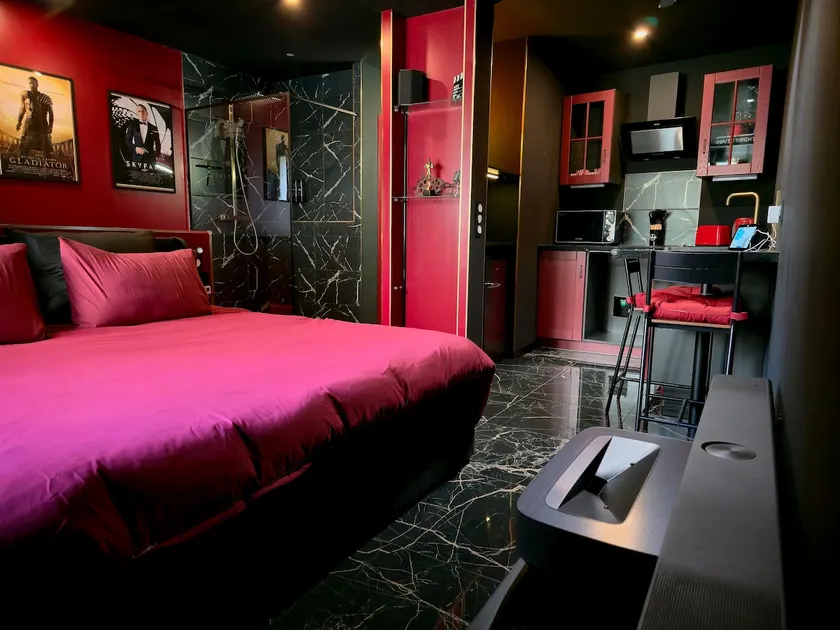 Movie Room – King-Size - Cine Suite in City Center - Image 1