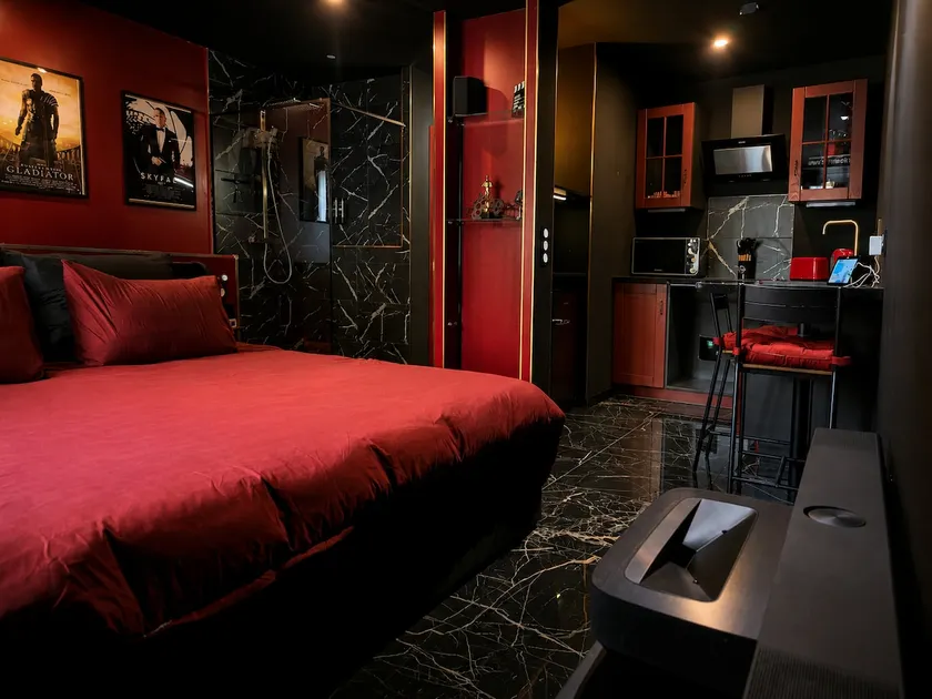 Movie Room – King-Size - Cine Suite in City Center - Image 1