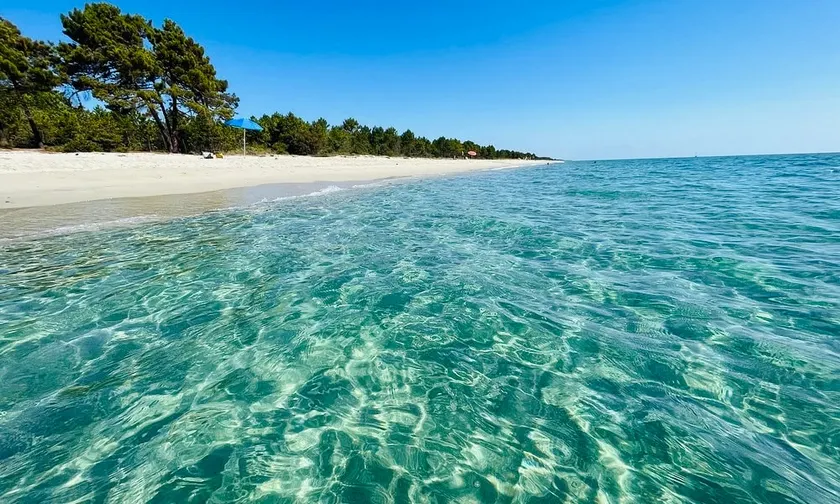 Large garden • Beach on foot 200 m • A/C • Parking - Image 1