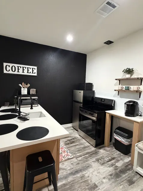 Private Studio Apartment with Full Kitchen - Image 1