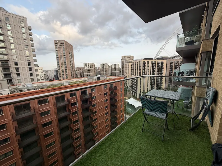 Top floor 2 Bed Apartment One min from Wembley Stadium - Image 1