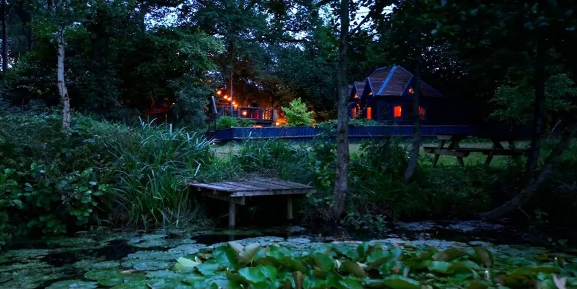 Historic tiny lakeside cabin & secluded hot tub - Image 1