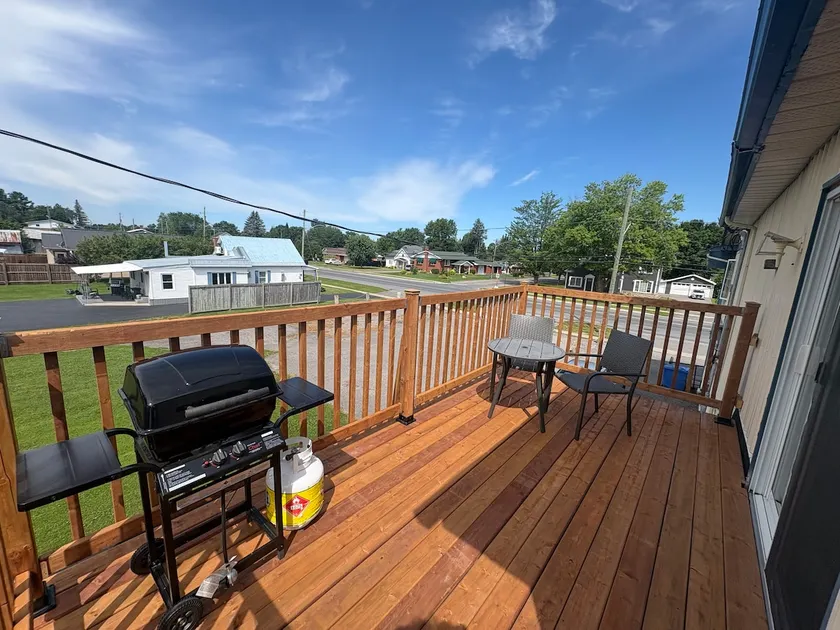 2 Bedroom Suite|Full Kitchen|Private Deck|BBQ - Image 1