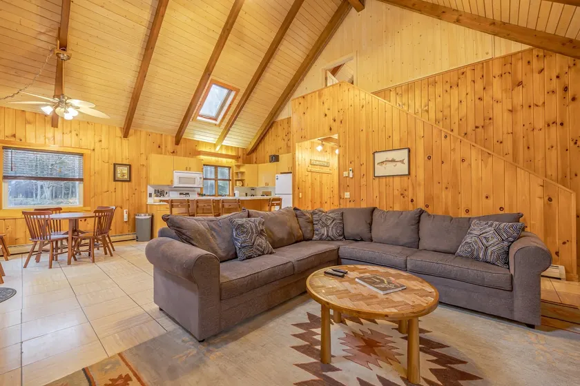 4 BR Wooded Getaway on Long Pond! [Woodsy Pines] - Image 1
