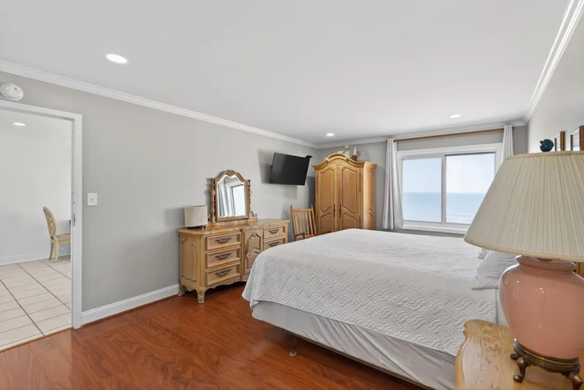 Relax on Sunny Virginia Beach with Oceanfront View - Image 1