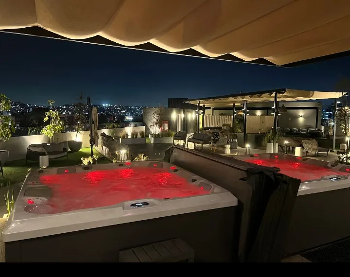 New King Bedroom Jacuzzis Billiards Parking Gym BB - Image 1