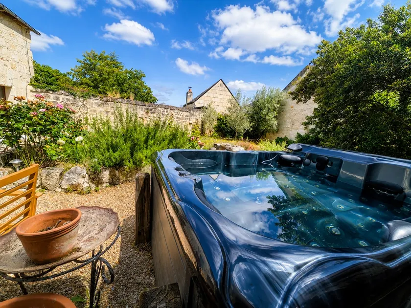 Wellness getaway in Fontevraud: garden & jacuzzi - Image 1