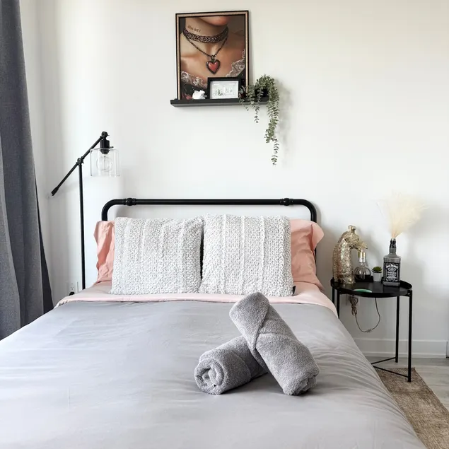 Modern 1BR Condo in Port Credit – Steps to Lake - Image 1