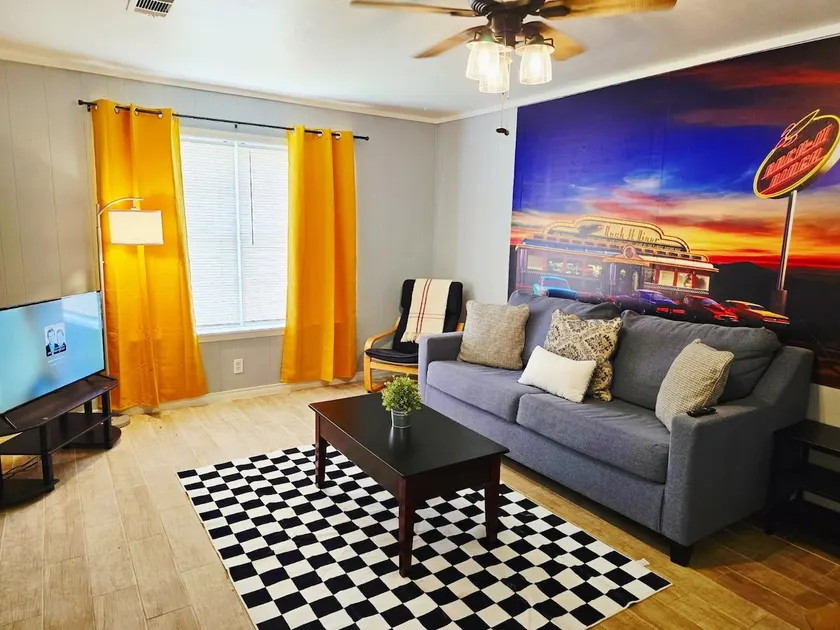 Classic Diner Pad| 2BR | Tvs - Image 1