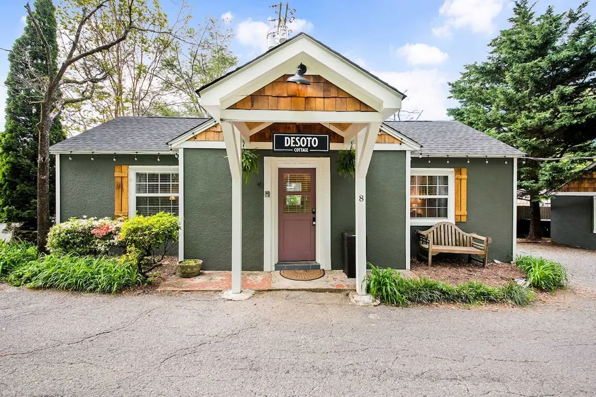 Desoto Cottage Hot Tub & Breakfast Treats - Image 1