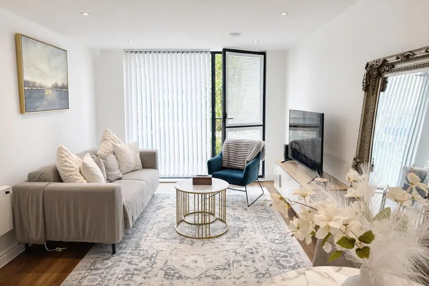 Stylish 2-Bed Apartment by Manchester City Cente - Image 1