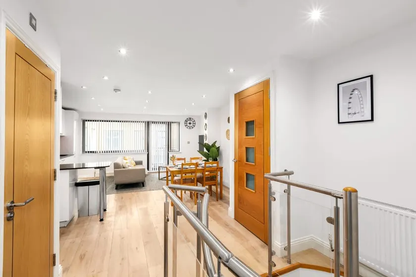 Angel 2 BR, 2 Bath Duplex with Balcony Sleeps 5 - Image 1