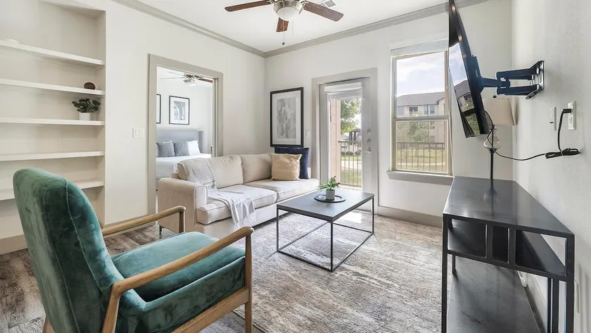 Landing | Beautiful 2BD, Courtyard, Pool - Image 1
