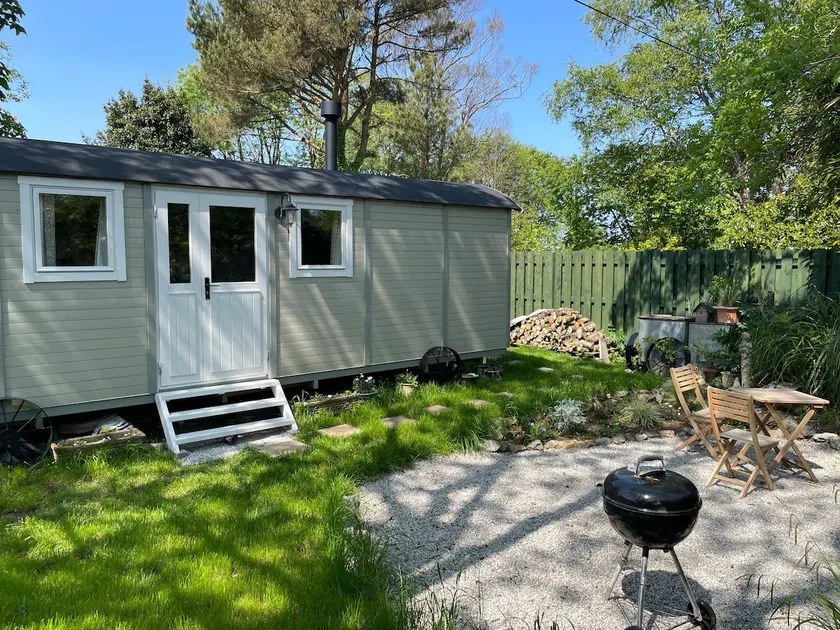 Large Shepherd’s Hut With Garden - Image 1