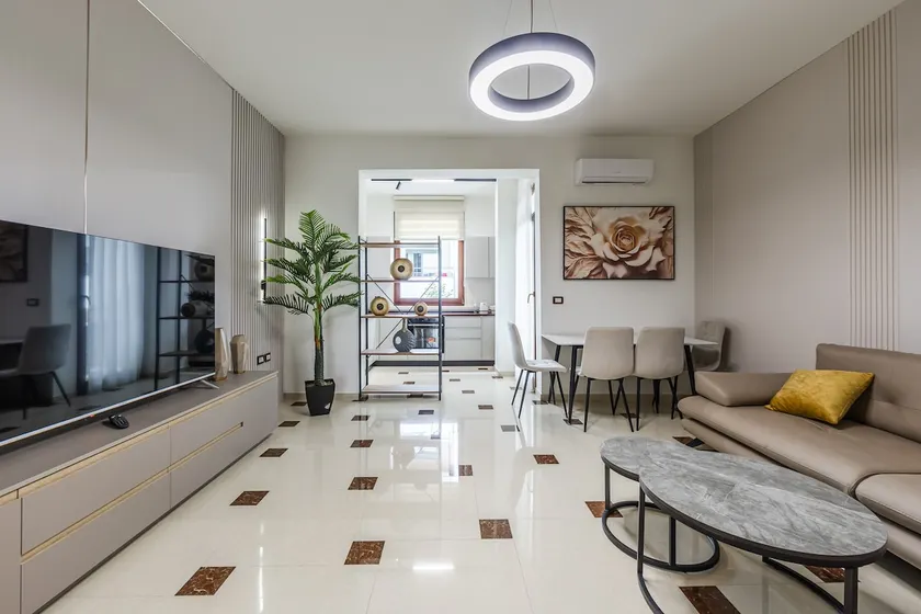 Spacious 1 BR Premium Apartment with Free Parking - Image 1