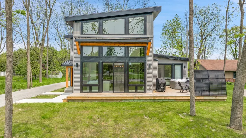 Modern Glass Haus - Special Summer Weekday Pricing - Image 1