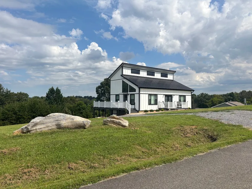 Entire home, 3 bedrooms, 4 beds, 2 baths, views - Image 1