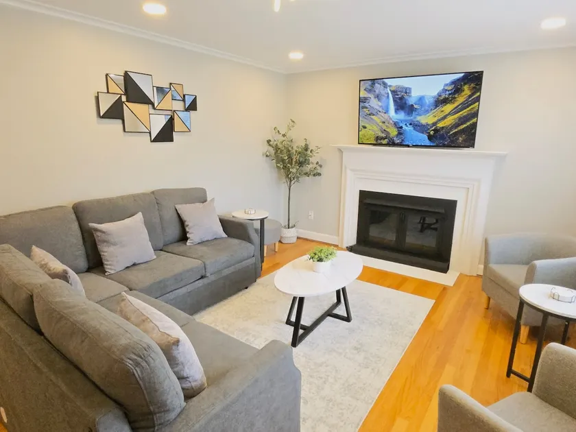 Luxury 3BR home in prime location in West Hartford - Image 1