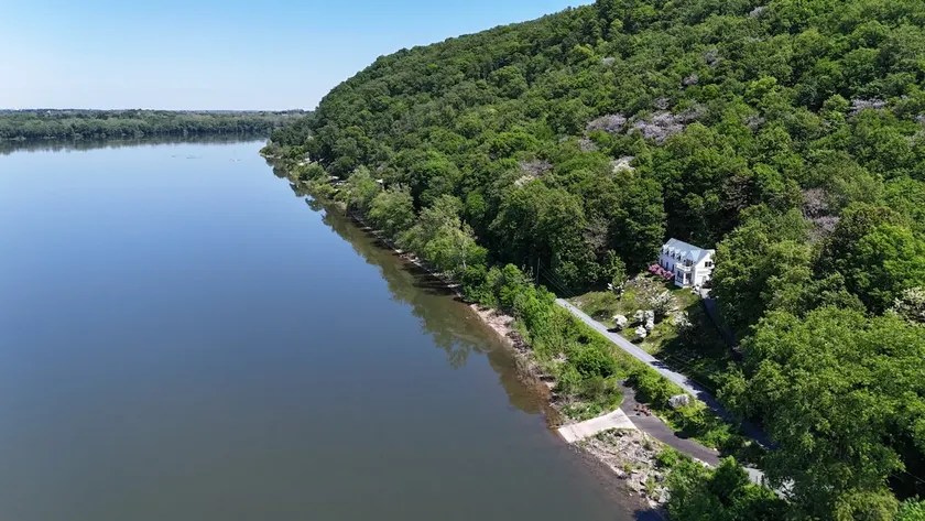 The Riverfront Boathouse (Very Secluded) - Image 1