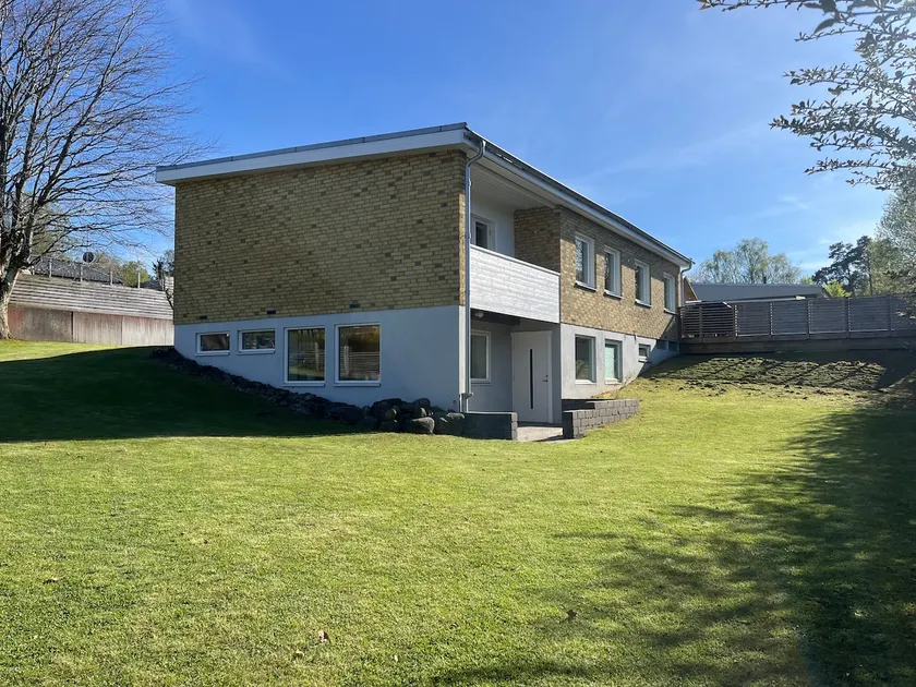 Nice house with pool and good location - Image 1