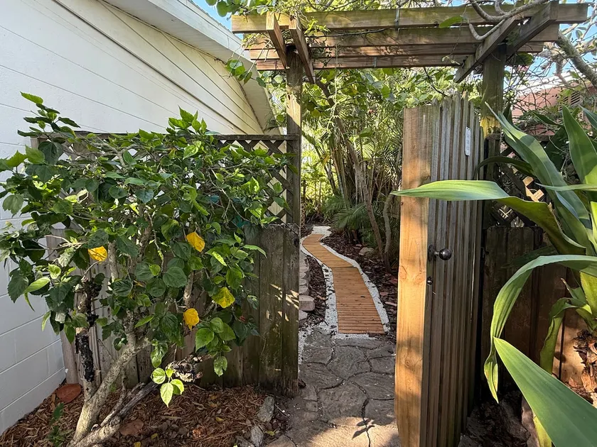 Tropical, private, fully fenced,3min walk to beach - Image 1