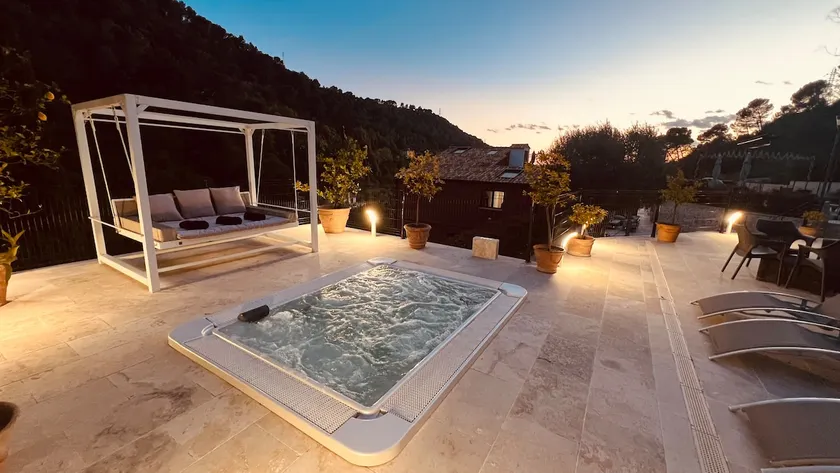 Prestige Duplex • Jacuzzi • A/C & Parking - Image 1
