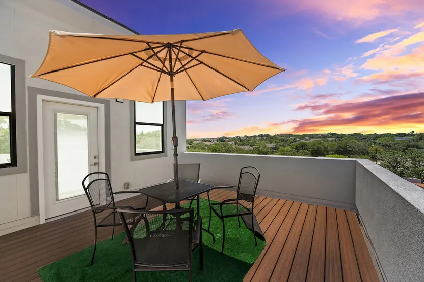 Luxury 2BR Loft + Rooftop Deck - Image 1
