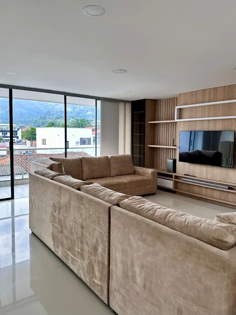 Spacious, modern and central apartment - Image 1