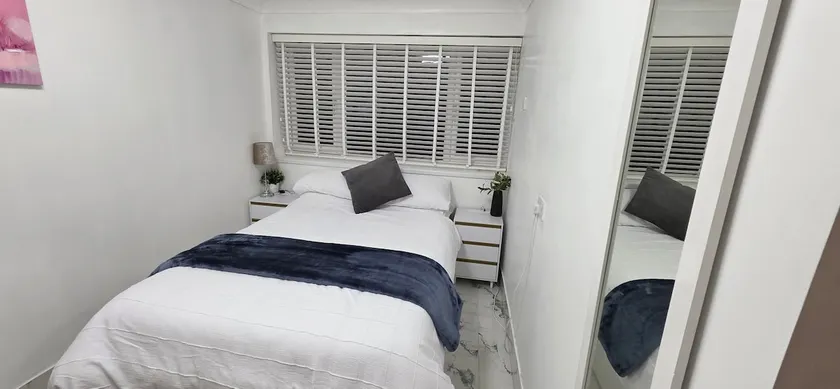 private Guest suit , shower,Kitchenet , free parking - Image 1