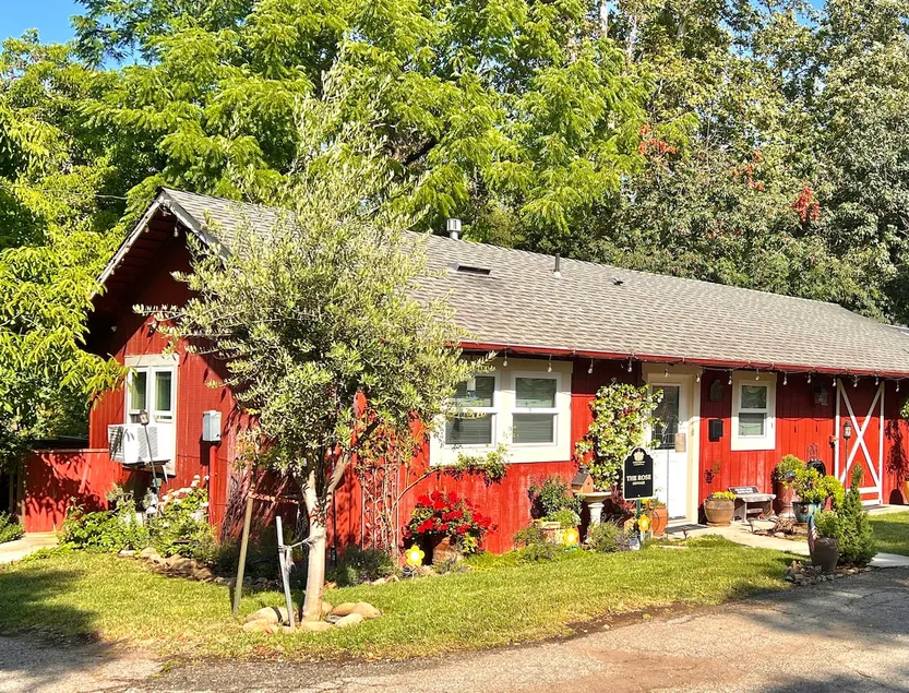 Charming Vineyard Rose Cottage - Image 1