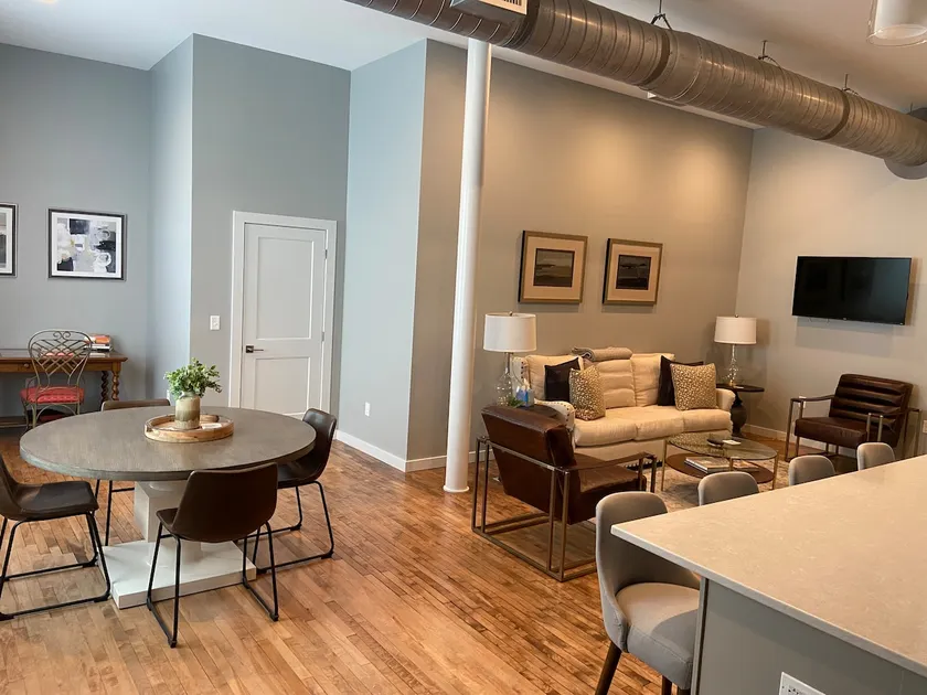 Apt 205 at The W on Broadway - Image 1