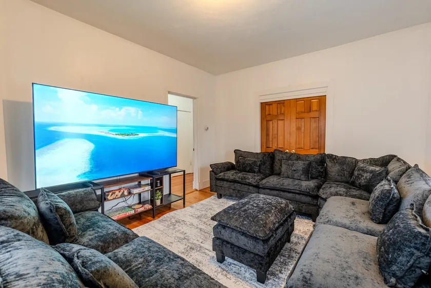 Cozy 4BDR, Tufts, Train, Parking, 10 min to Boston - Image 1