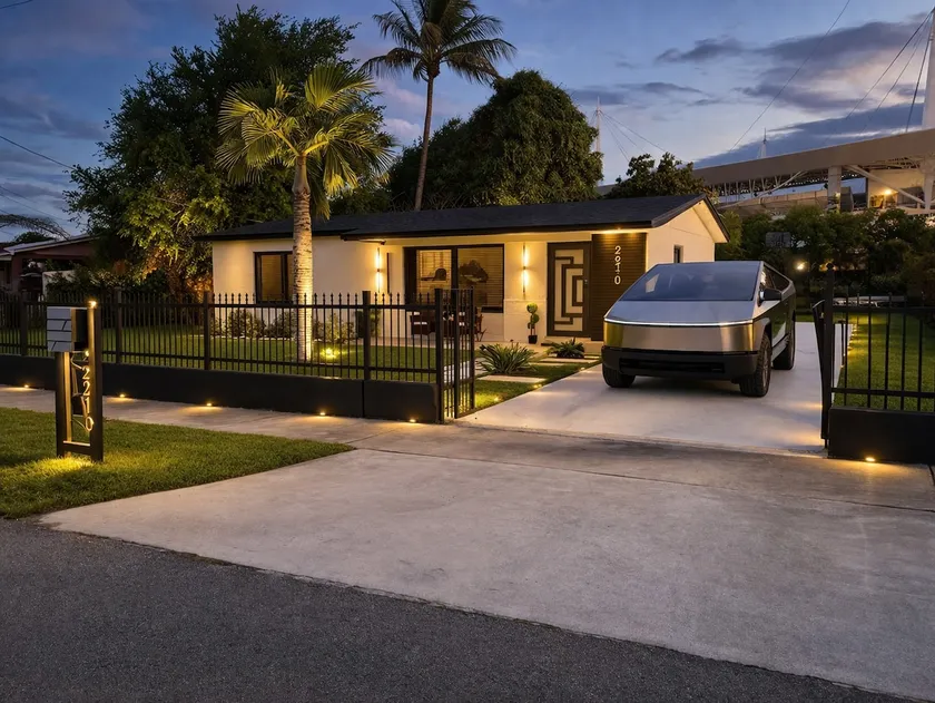 Steps to Stadium| Huge Yard & Spa | Views to Canal - Image 1