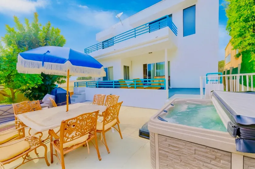 6BR5BA Villa Hot Tub Steps to Beach Parking - Image 1