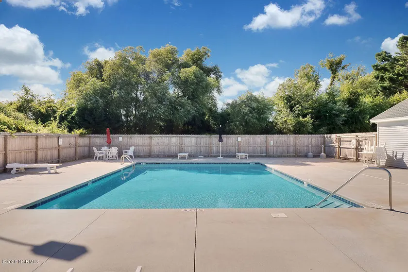 Pool now open! Centrally located. Minutes to Beach - Image 1
