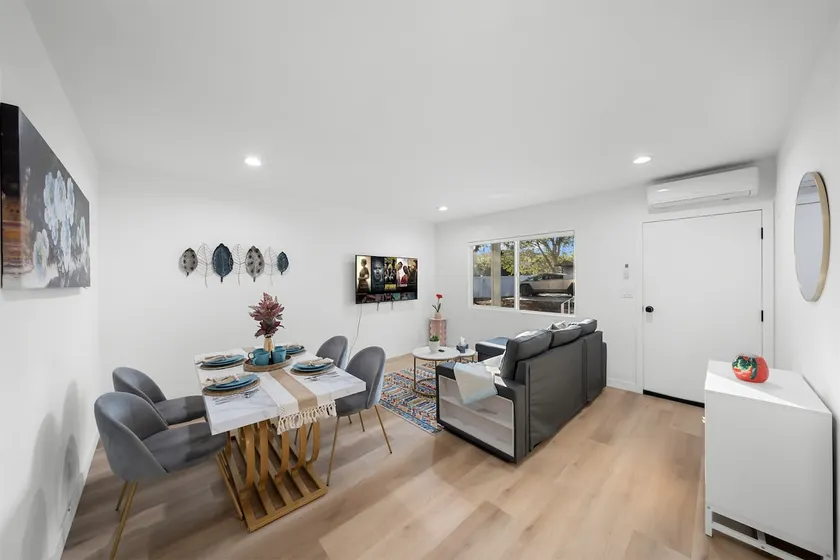 Jie's New! Urban Still – 2B Apartment Pasadena - Image 1