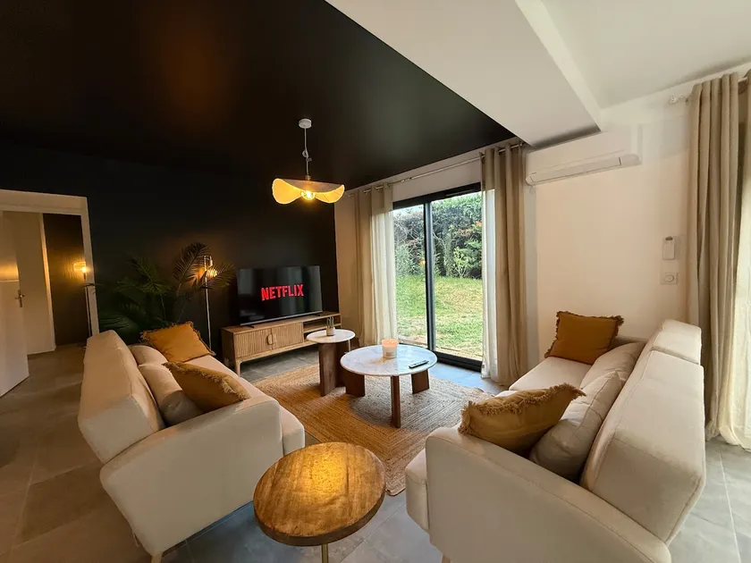 Modern 4-bedroom house - Image 1