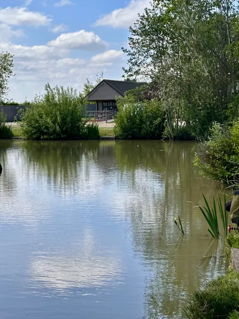Stunning Lakeside log cabin - Image 1