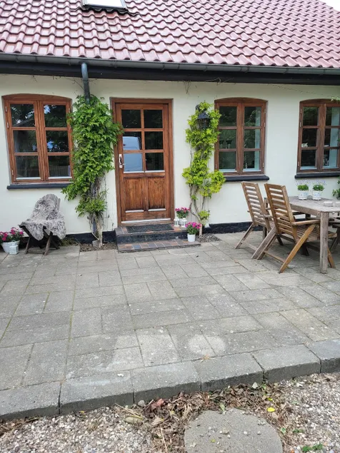 Entire farmhouse rural & central - Image 1