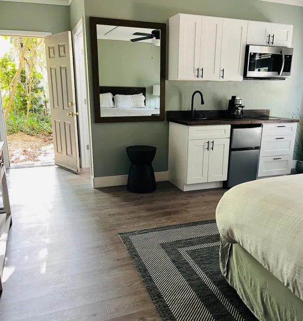 Private independent suite near UF & Shands - Image 1
