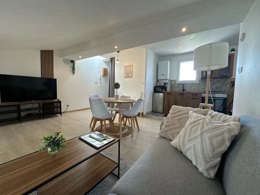 Garibaldi cozy • good location & comfortable - Image 1