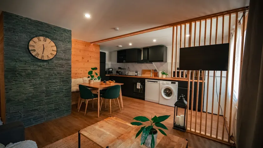 Cozy designer chalet • 5 min hike • Movie night - Image 1