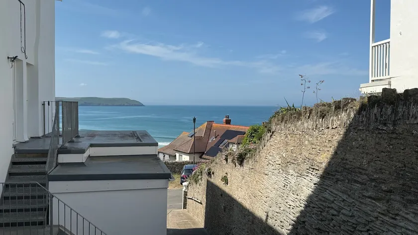 2 Bed, Free Parking & Sea Views! - Image 1